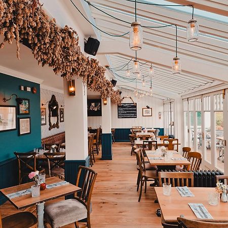 The Swan Hotel Staines-upon-Thames Екстер'єр фото