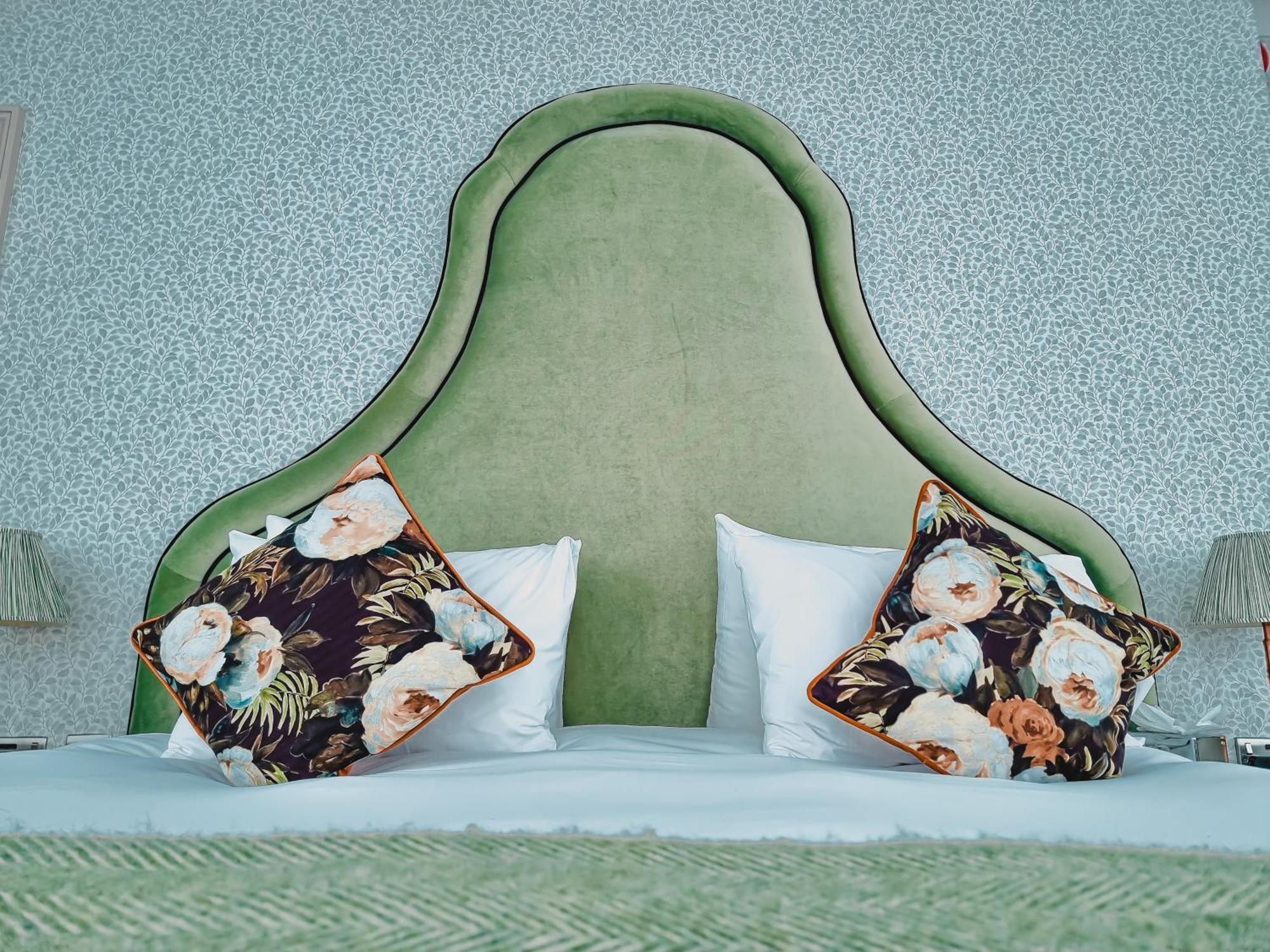 The Swan Hotel Staines-upon-Thames Екстер'єр фото