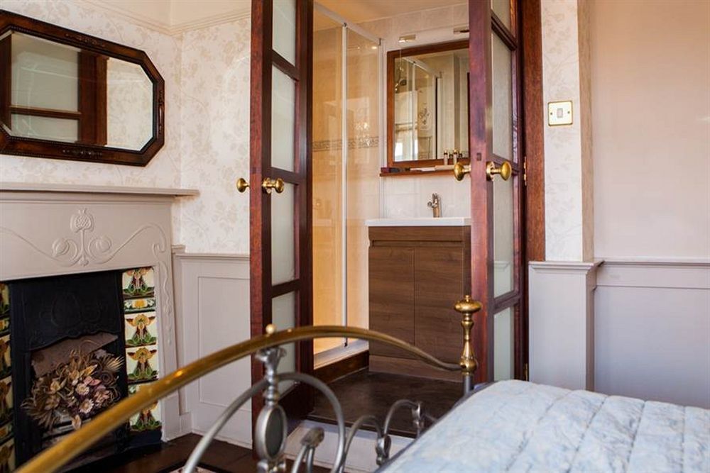The Swan Hotel Staines-upon-Thames Екстер'єр фото