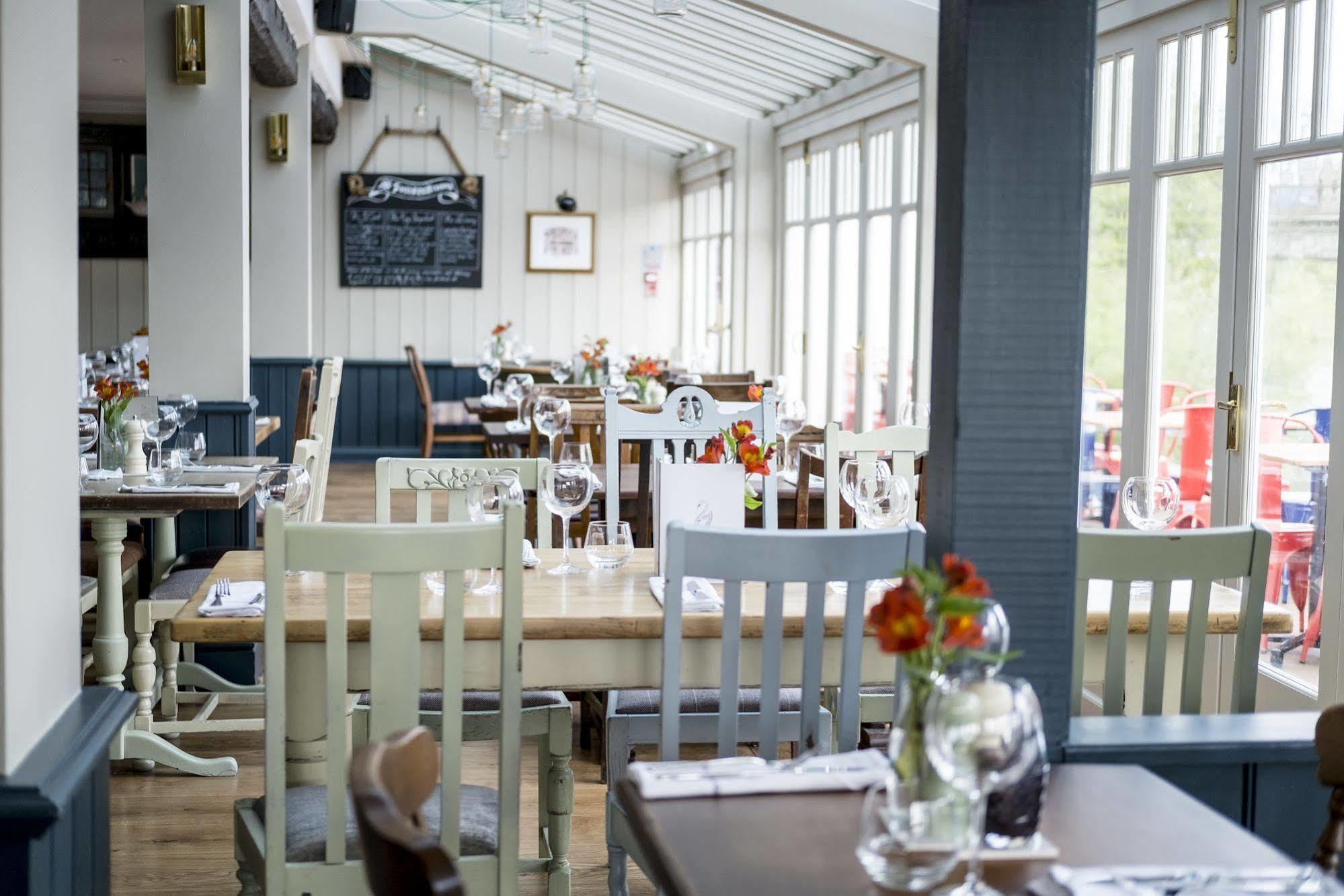The Swan Hotel Staines-upon-Thames Екстер'єр фото