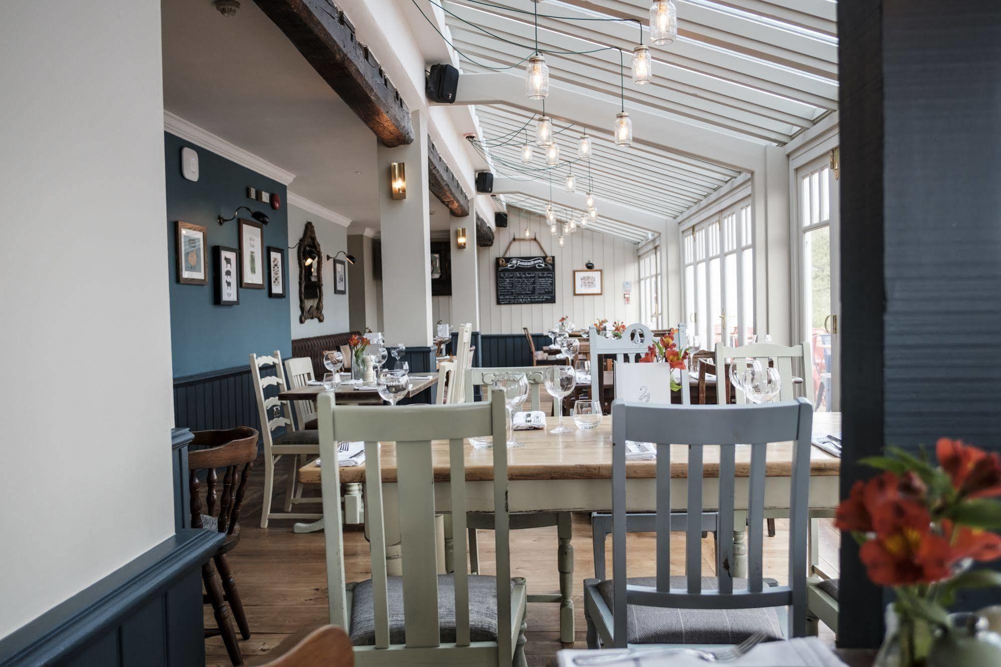 The Swan Hotel Staines-upon-Thames Екстер'єр фото