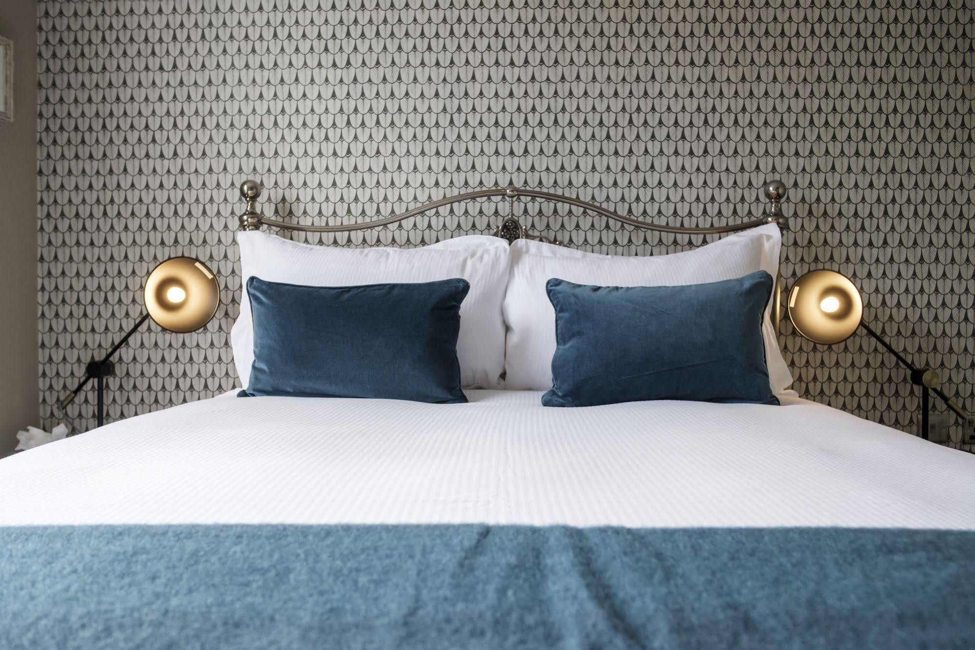 The Swan Hotel Staines-upon-Thames Екстер'єр фото