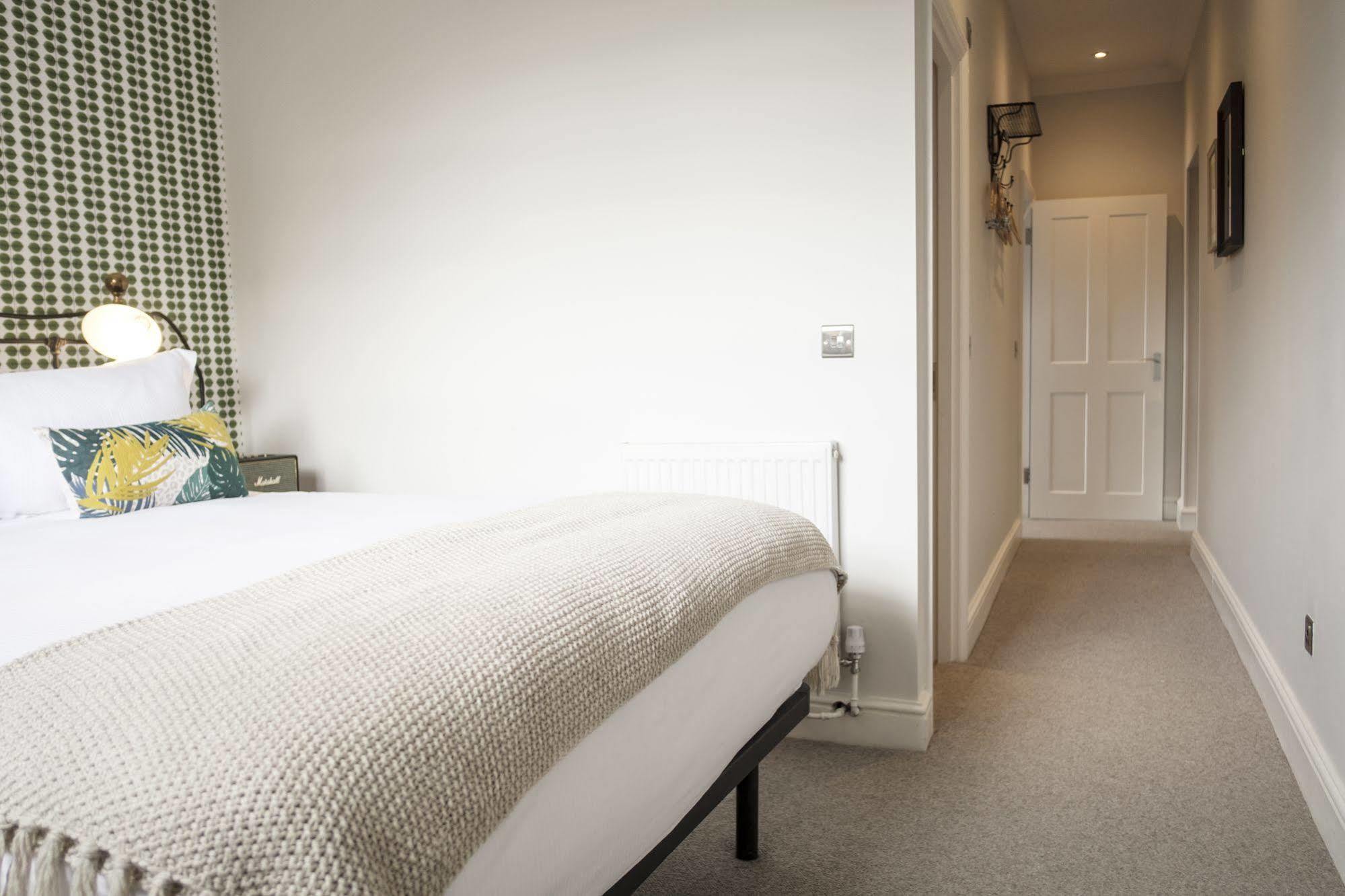 The Swan Hotel Staines-upon-Thames Екстер'єр фото