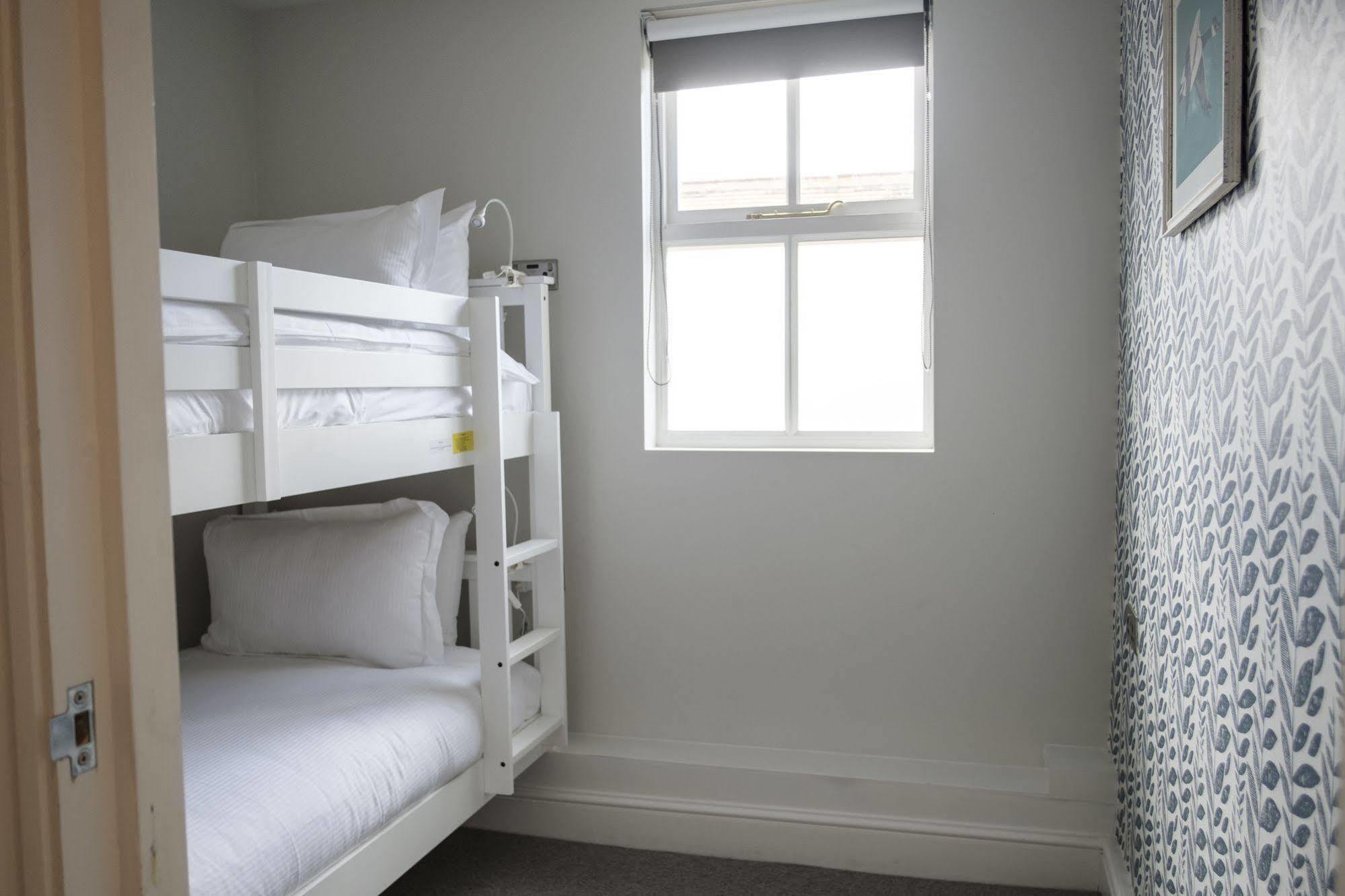 The Swan Hotel Staines-upon-Thames Екстер'єр фото