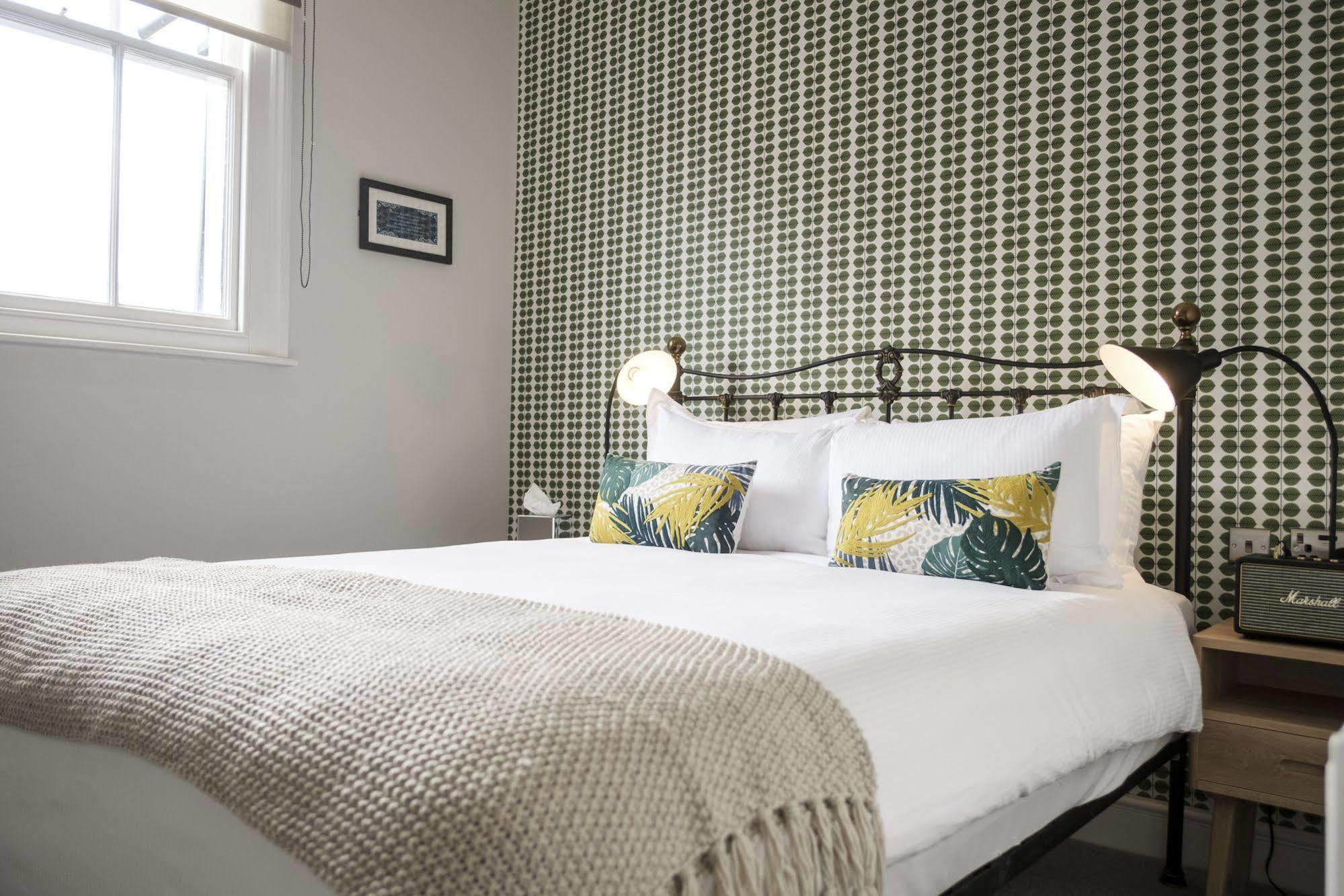 The Swan Hotel Staines-upon-Thames Екстер'єр фото