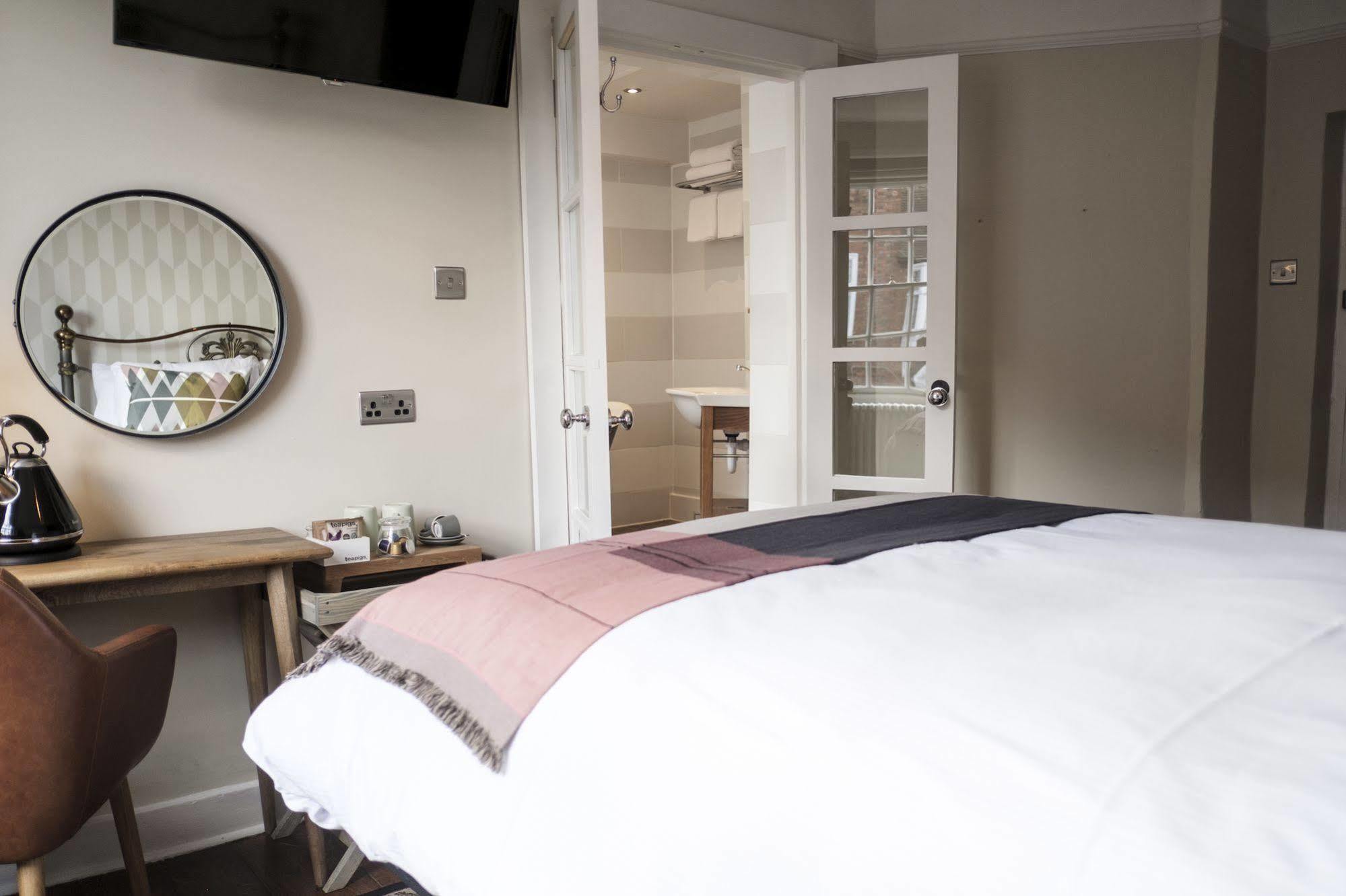 The Swan Hotel Staines-upon-Thames Екстер'єр фото