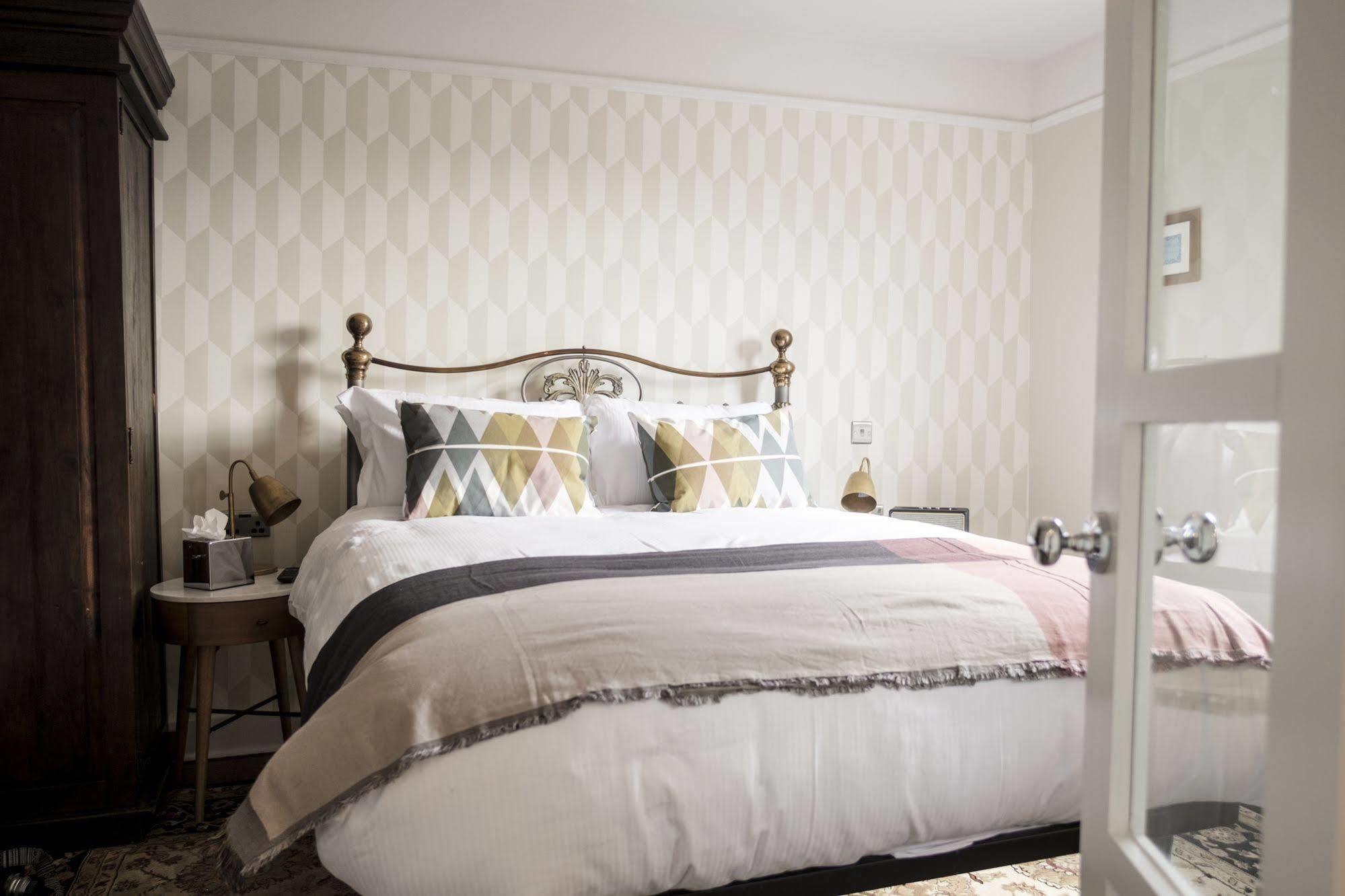 The Swan Hotel Staines-upon-Thames Екстер'єр фото