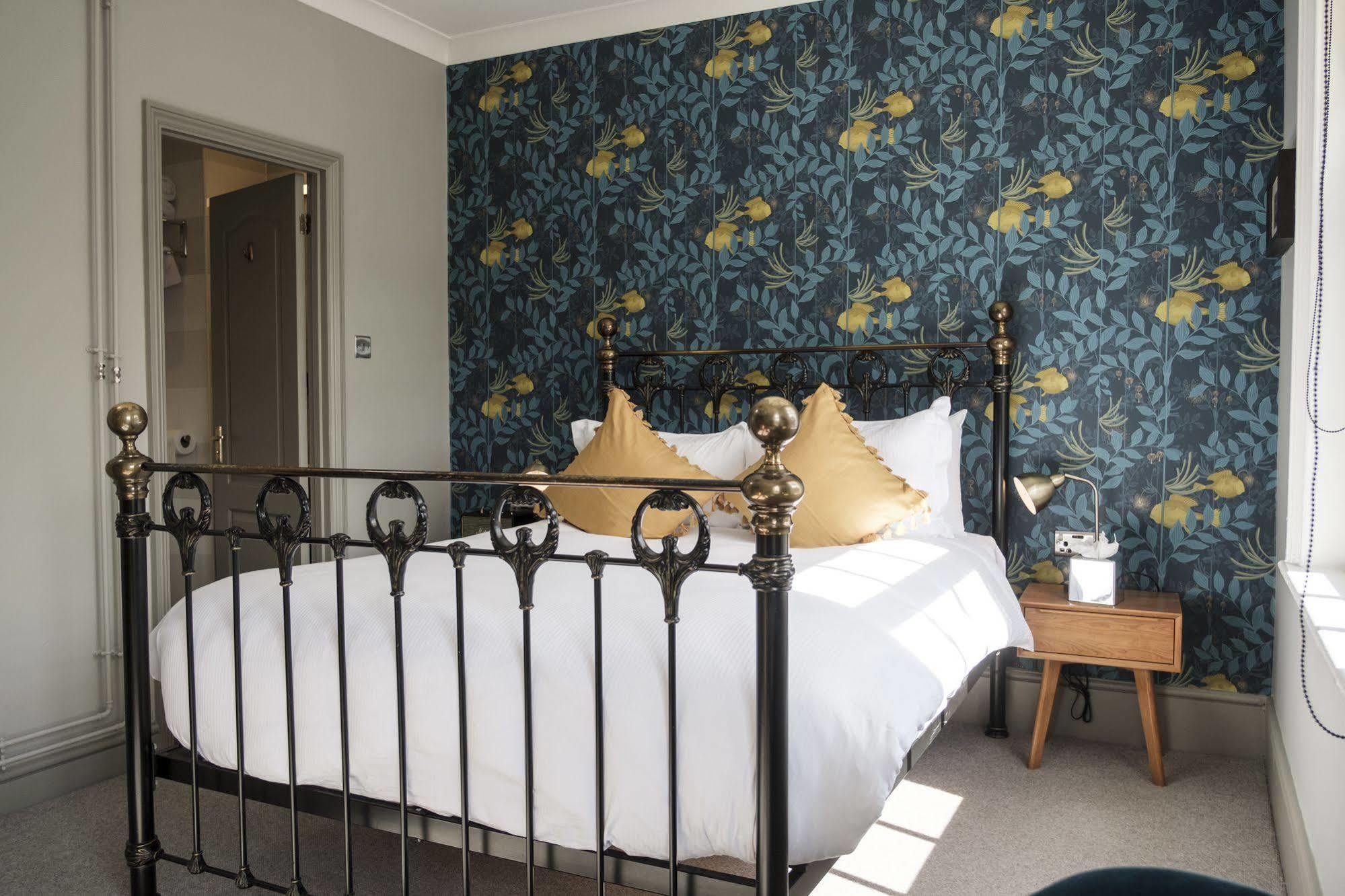 The Swan Hotel Staines-upon-Thames Екстер'єр фото