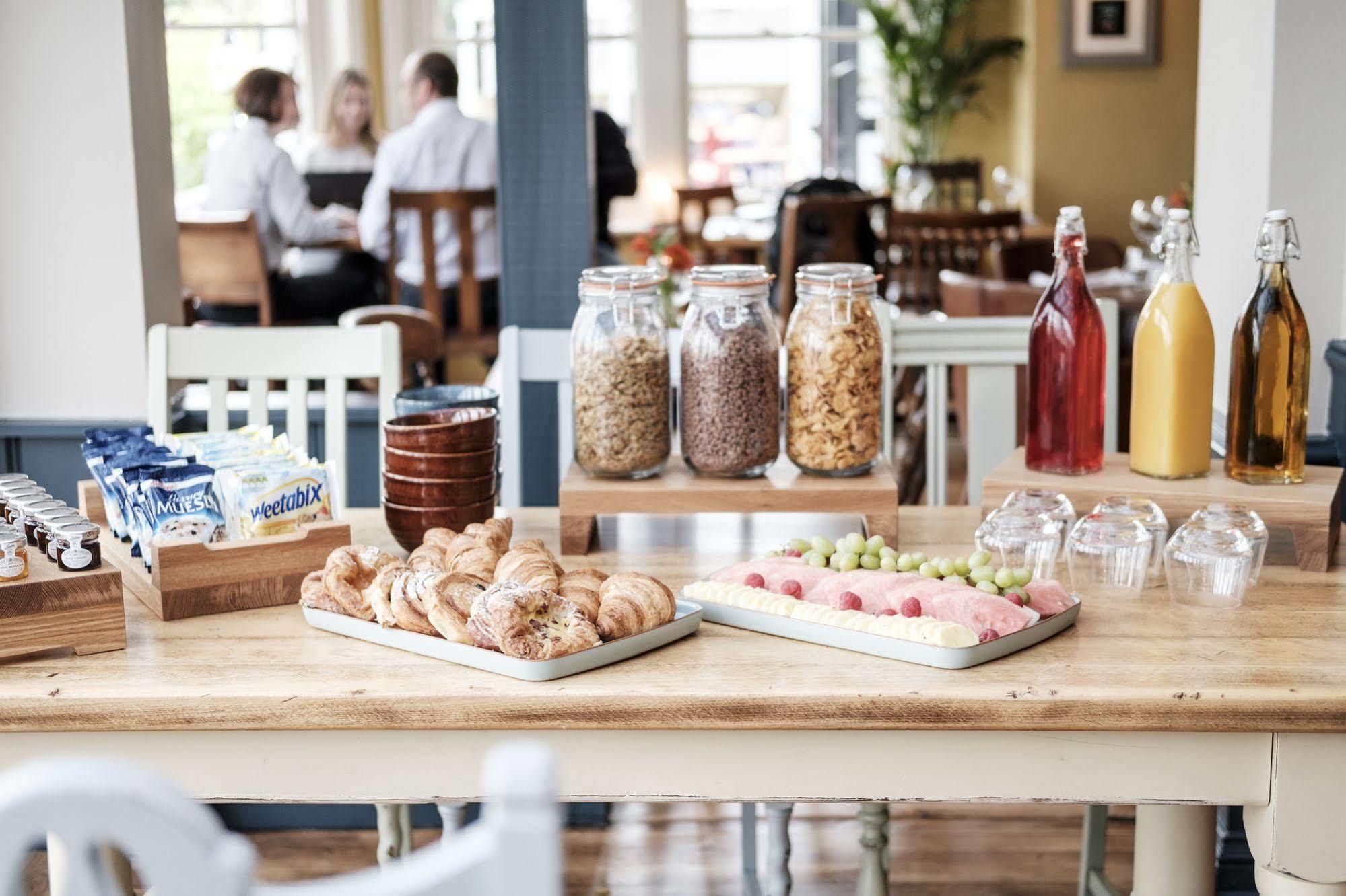 The Swan Hotel Staines-upon-Thames Екстер'єр фото